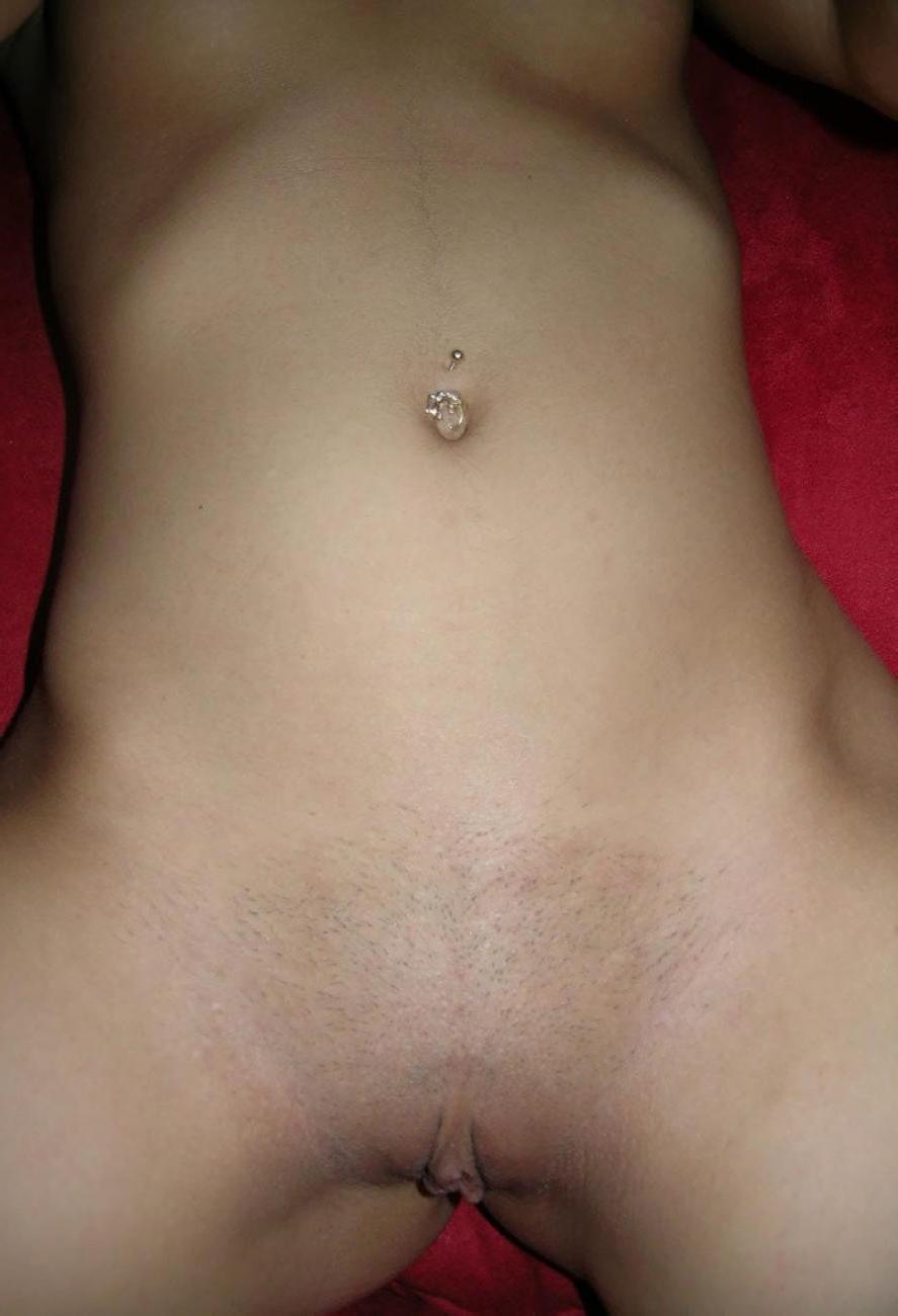16P Pictures of a babe fingering her pussy