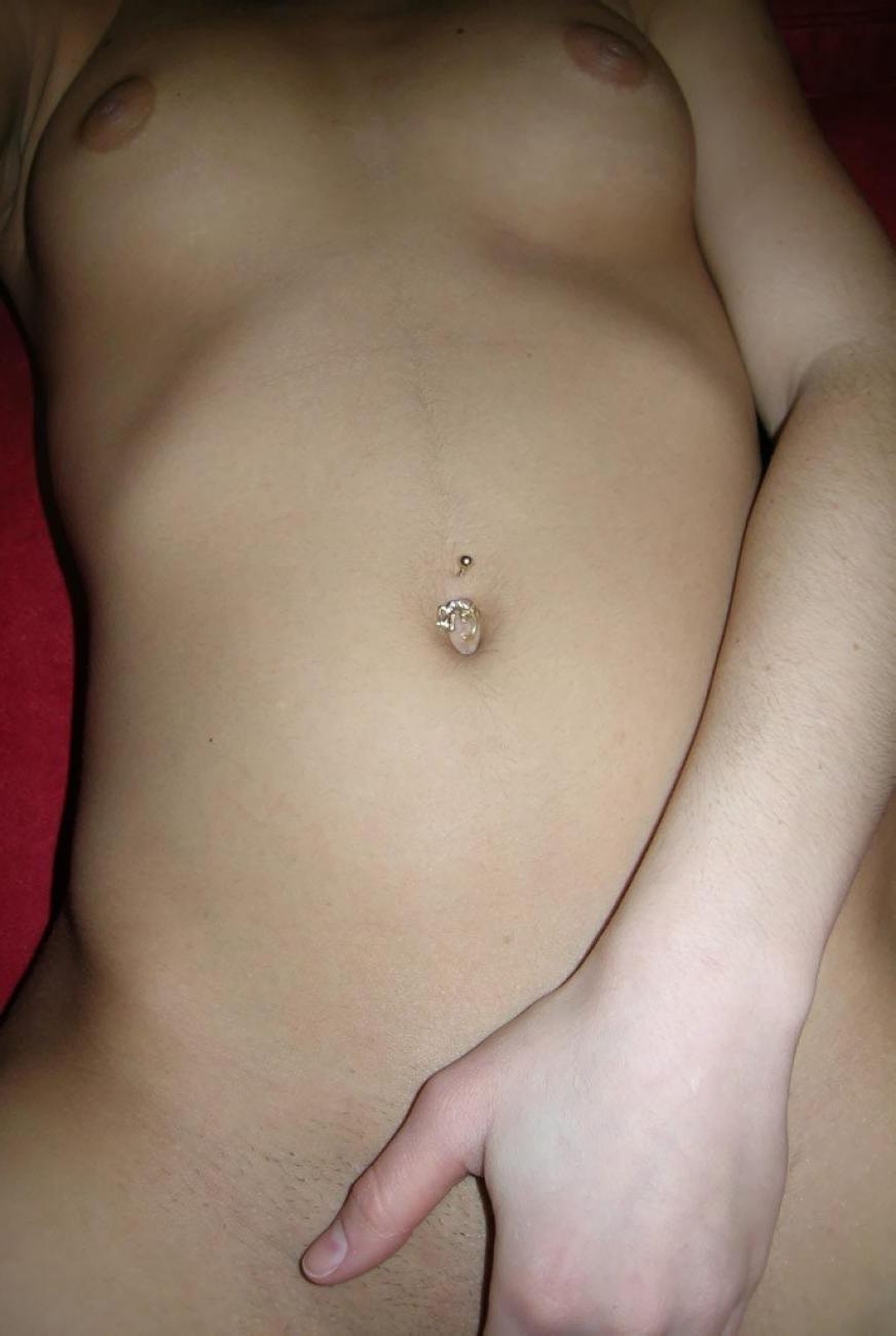 16P Pictures of a babe fingering her pussy