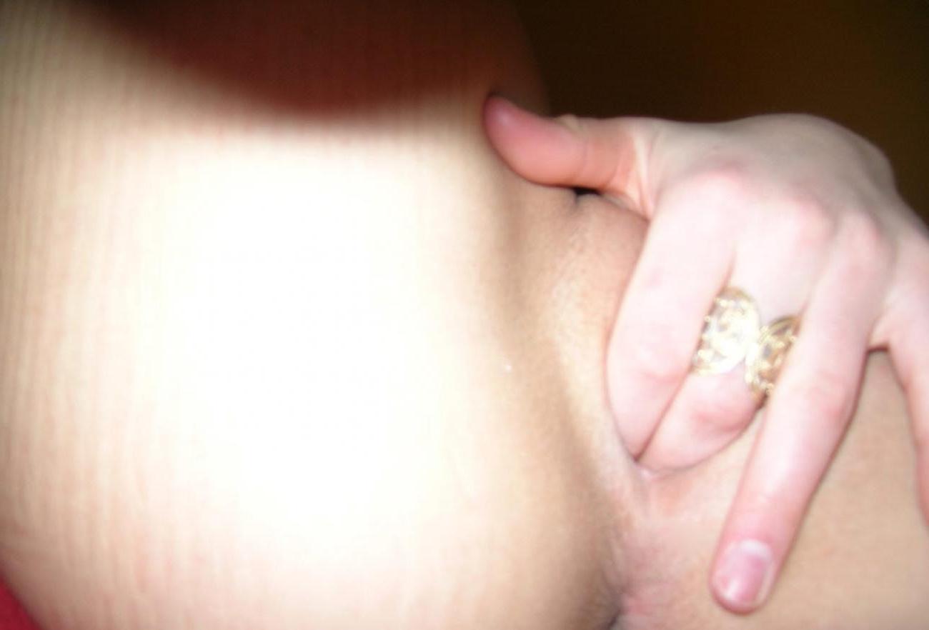 16P Pictures of a babe fingering her pussy