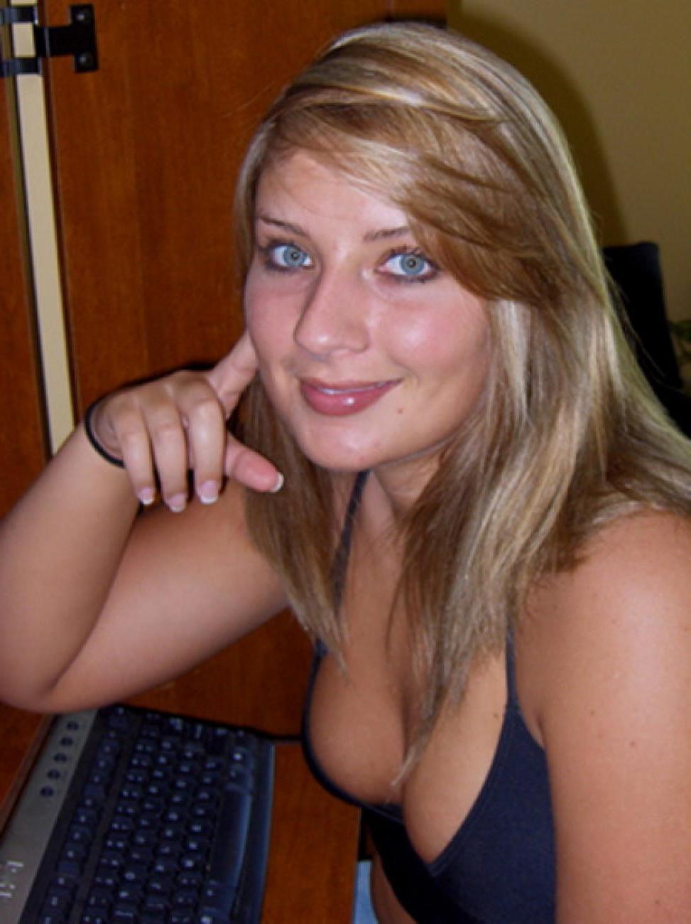 15P Photos of amateur blonde and busty babes