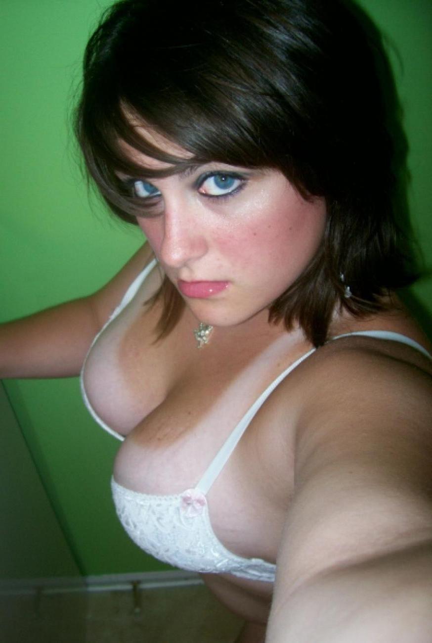 15P Photos of amateur blonde and busty babes