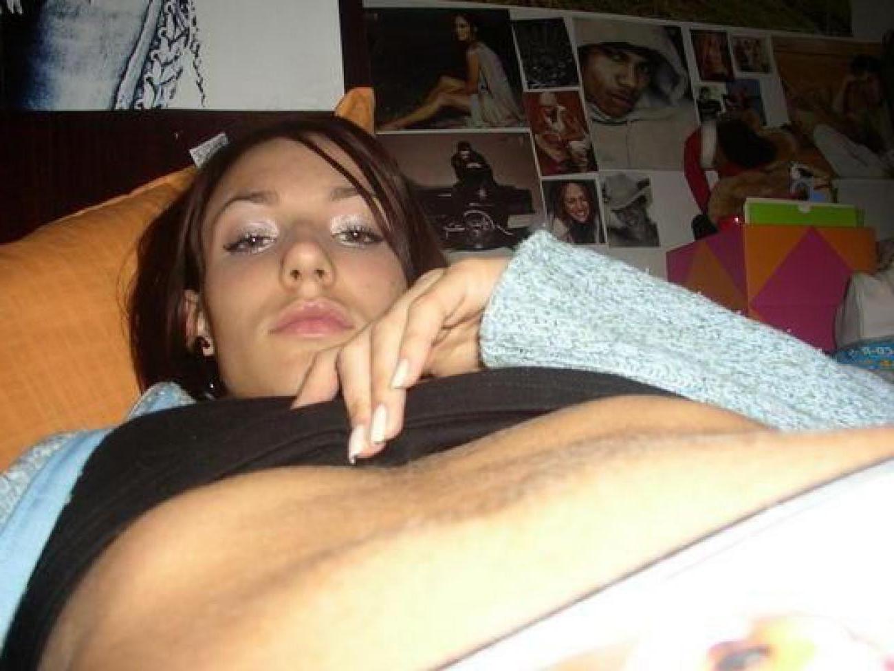 15P Pictures of an amateur babe fingering her twat
