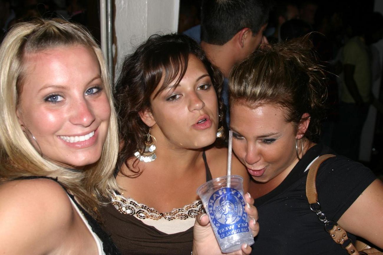 15P Hot pics of drunk girls  naked at parties