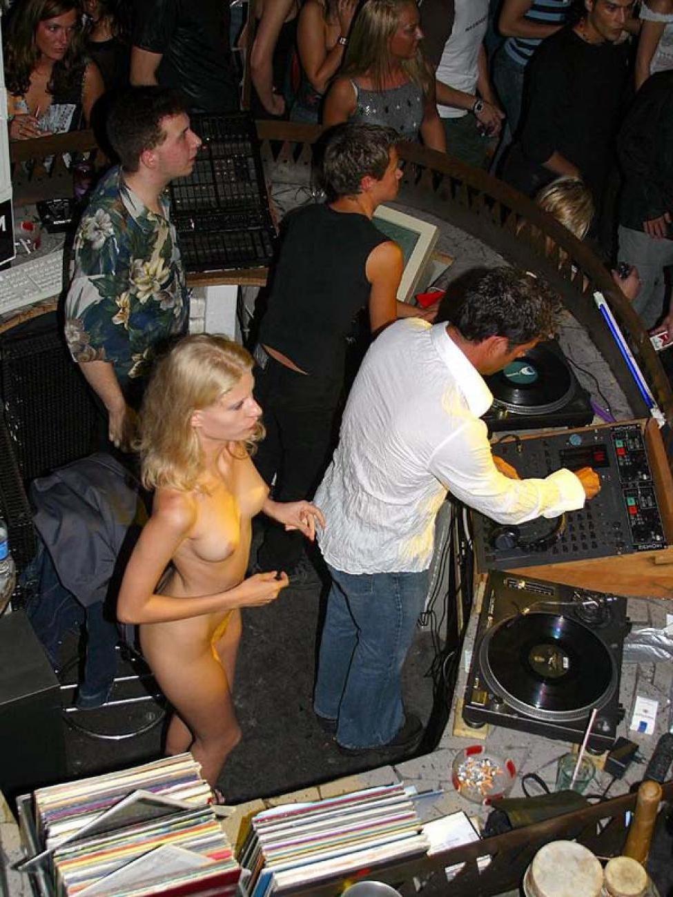 15P Pics of slutty college chicks who do wild things at parties