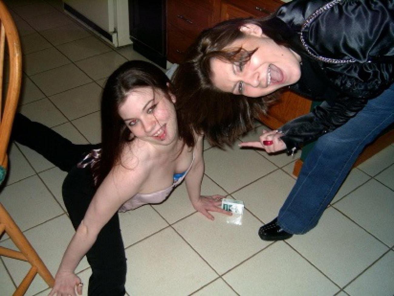 15P Photos of sluts drunk and naked while playing games