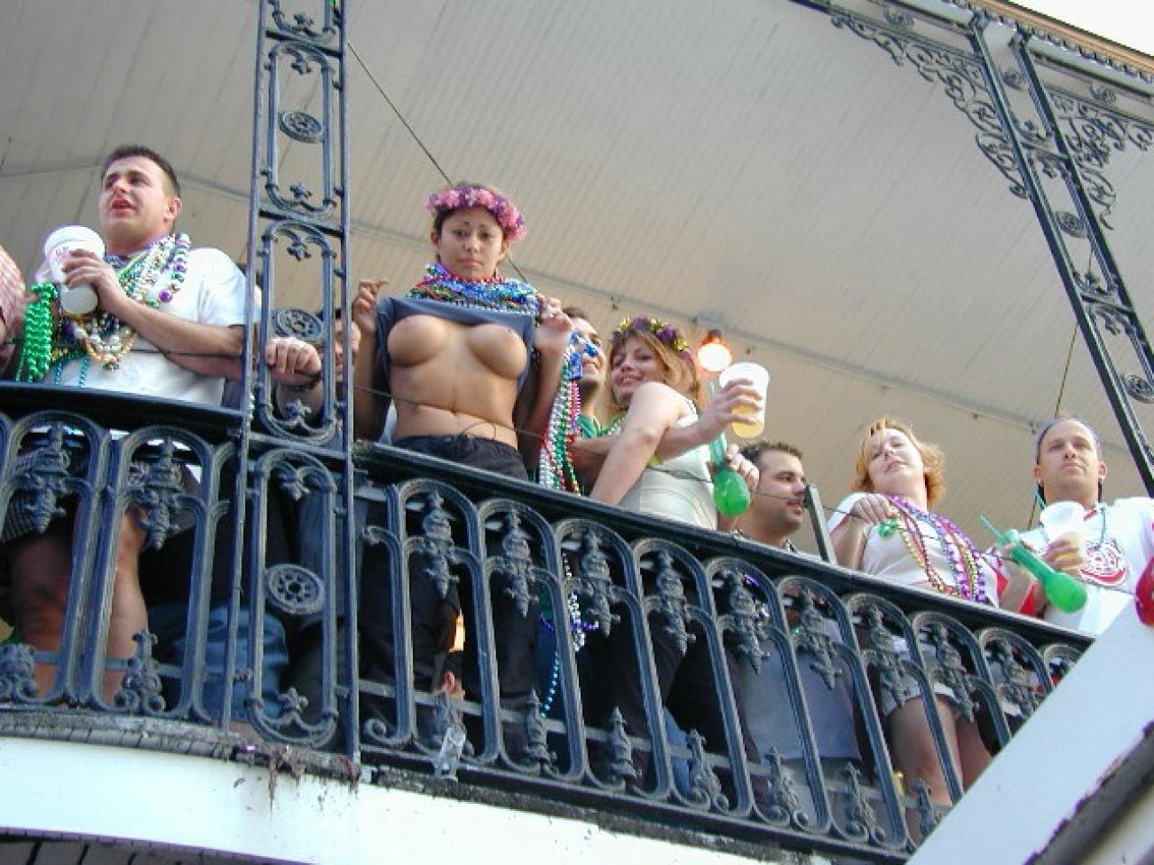 15P Drunk chicks flashing their tits during mardigras