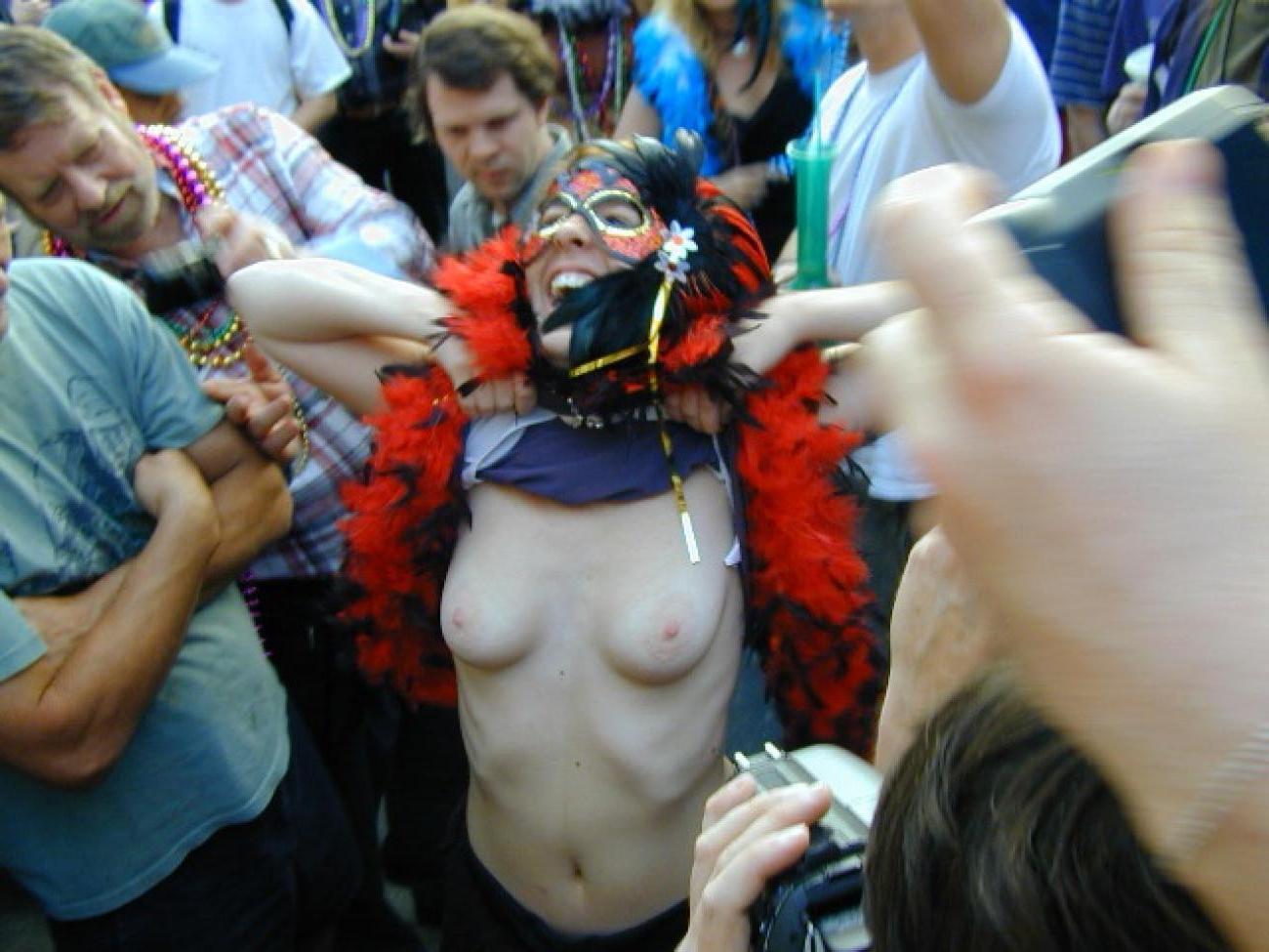 15P Drunk chicks flashing their tits during mardigras