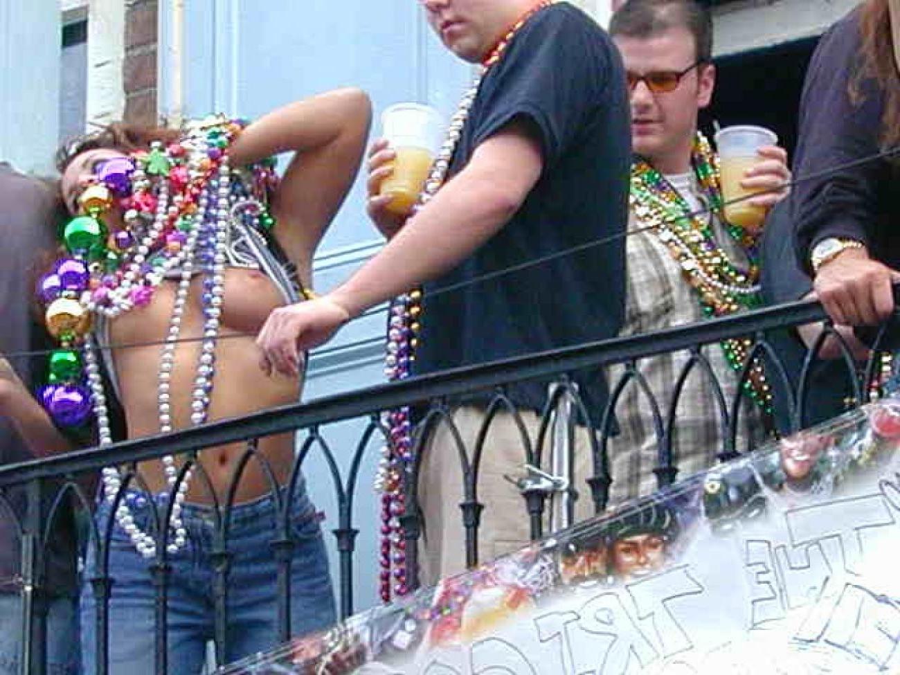 15P Hot flashing and lesbian action by drunk mardigras babes