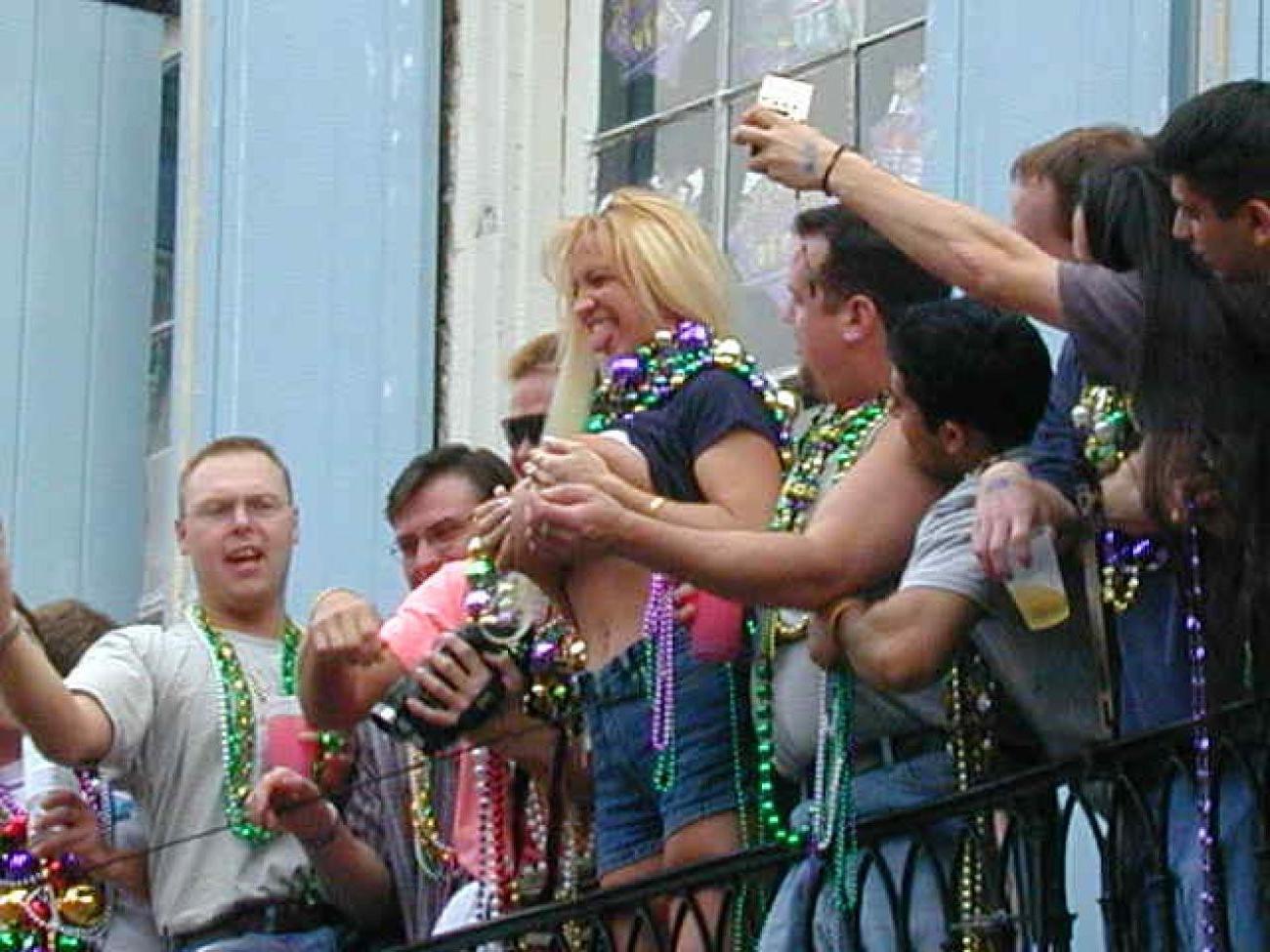 15P Hot flashing and lesbian action by drunk mardigras babes