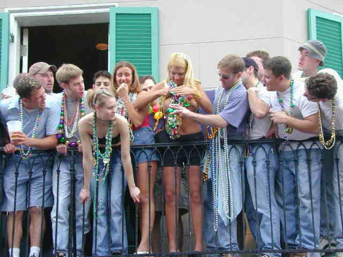 15P Hot flashing and lesbian action by drunk mardigras babes
