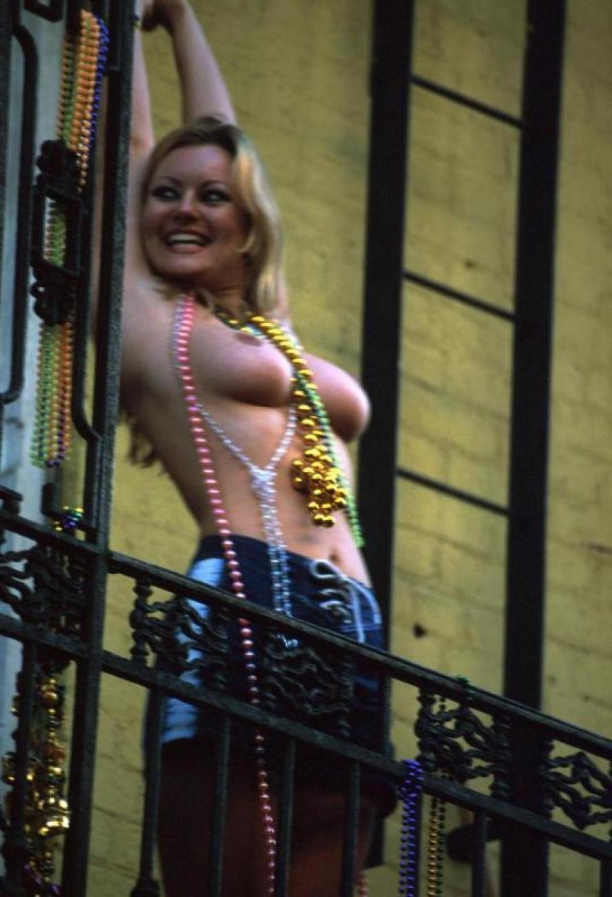 15P More mardigras chicks drunk and flashing their tits