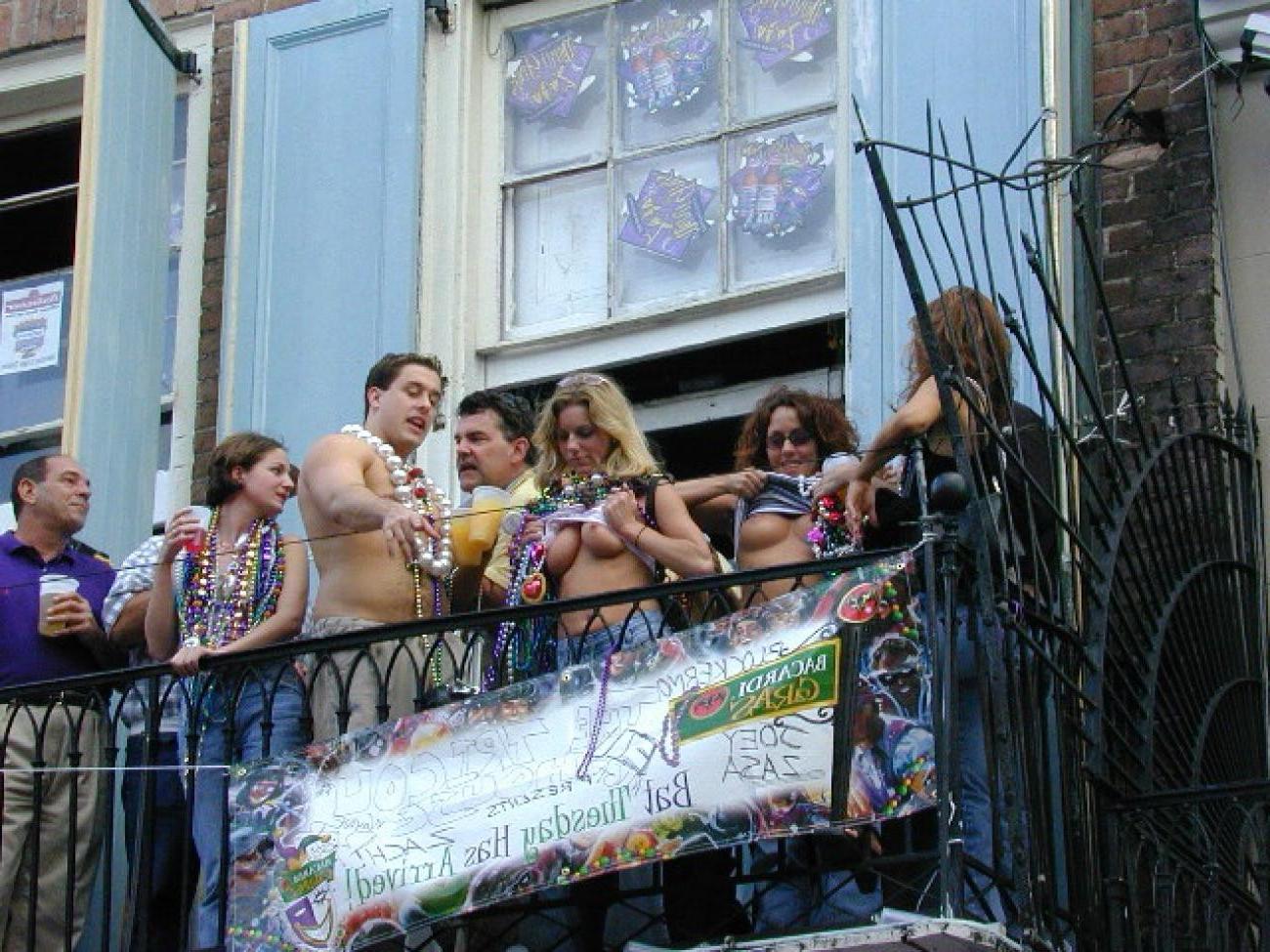 15P More tit-flashing by drunk mardigras chicks