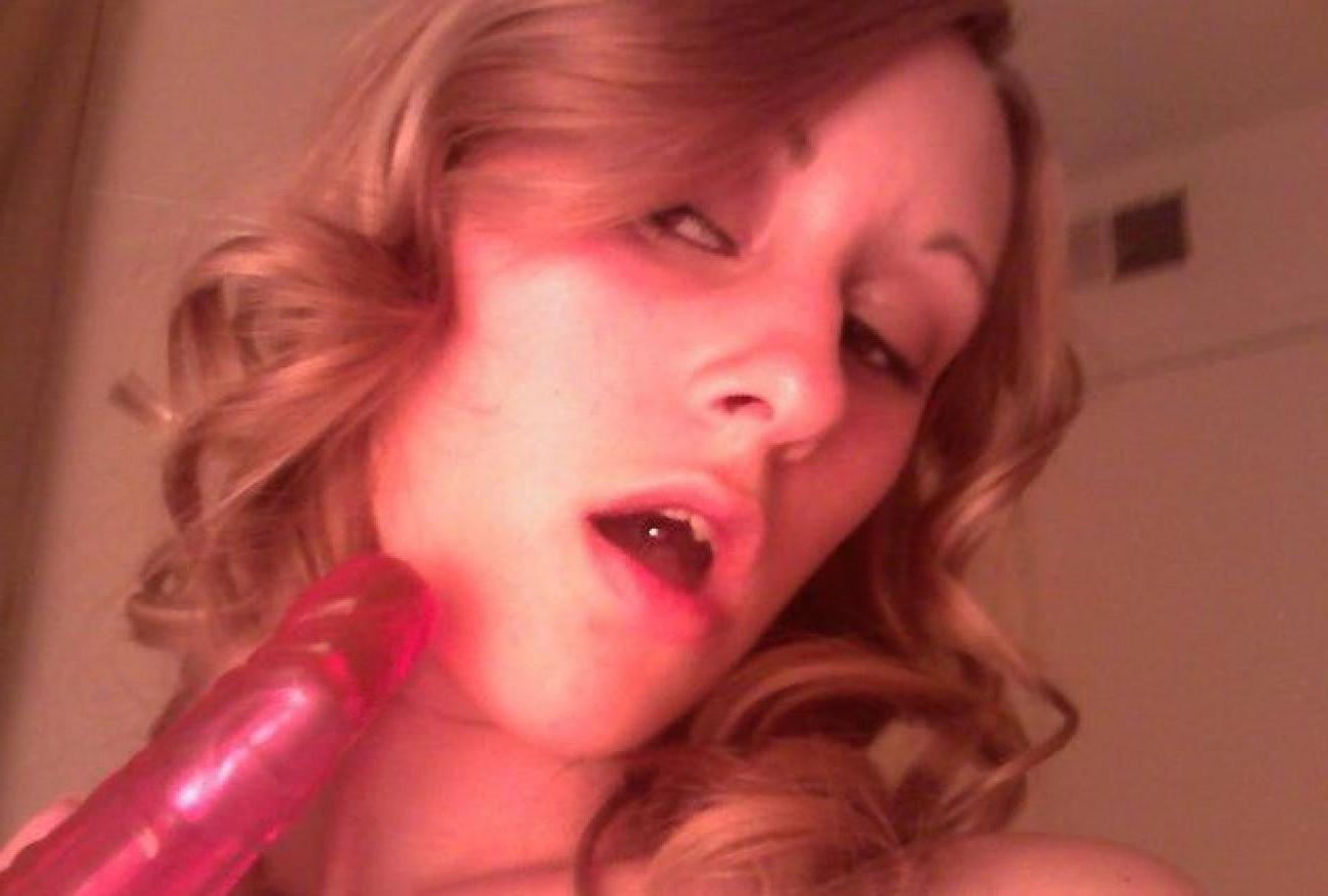 16P Pictures of a horny babe masturbating with her red dildo
