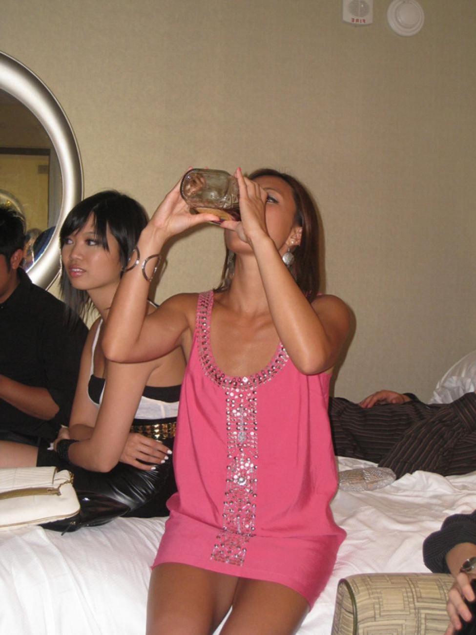 15P Pictures of drunk and wild Asian chicks