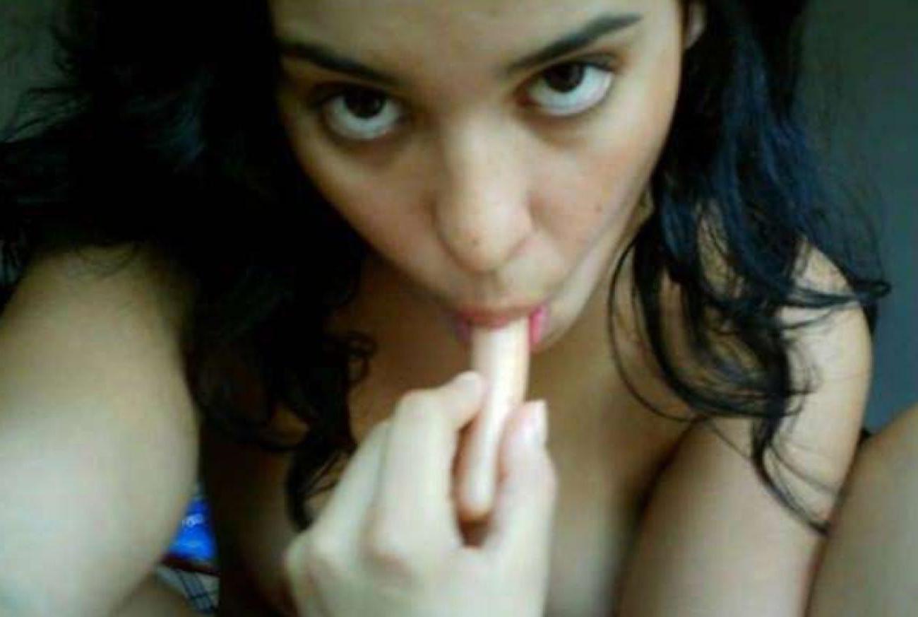 16P Pictures of a naked hottie toying with her cunt