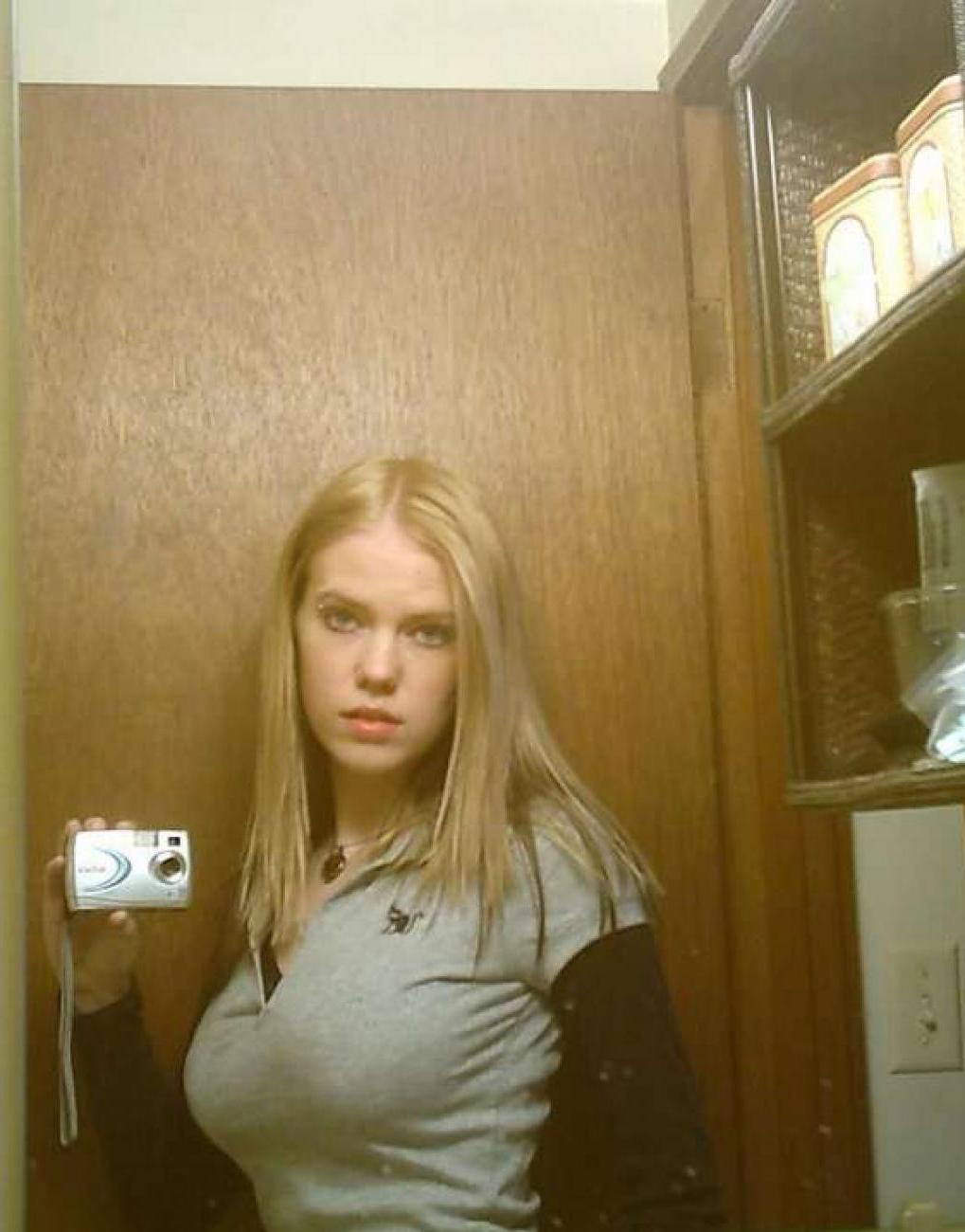 15P Pictures of amateur hotties with huge racks