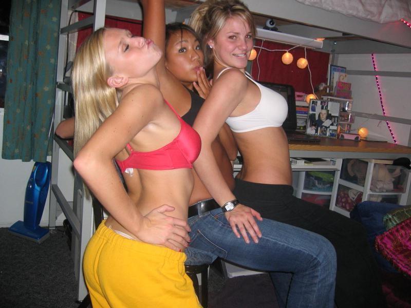 12P Naughty Drunk College Girlfriends Flash And Party