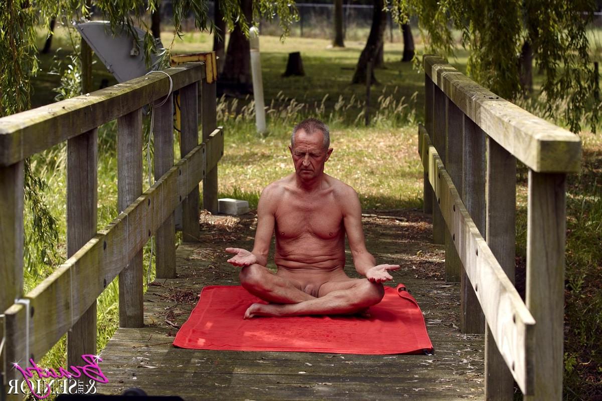 15P Babe gives up the pussy to senior citizen in hot outdoor sex