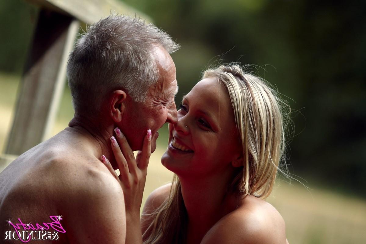 15P Babe gives up the pussy to senior citizen in hot outdoor sex