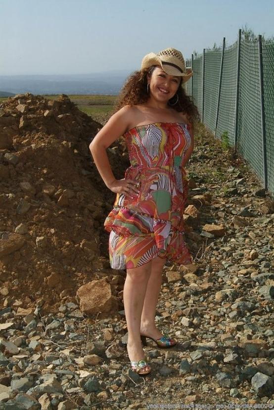 15P naughty housewife milf flashes beaver outside