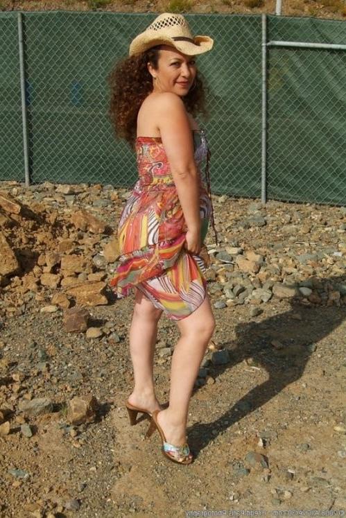 15P naughty housewife milf flashes beaver outside