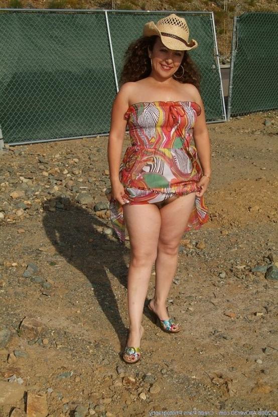 15P naughty housewife milf flashes beaver outside