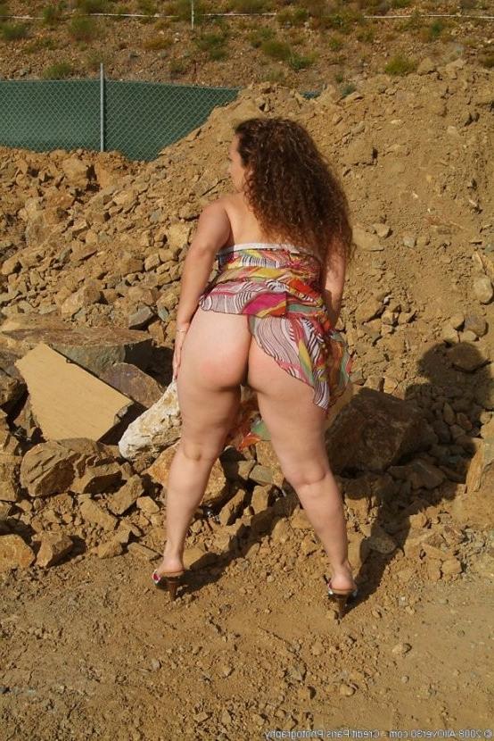 15P naughty housewife milf flashes beaver outside