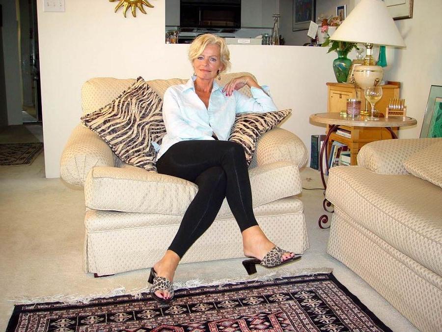 16P Sensual senior lady shows her natural mature body