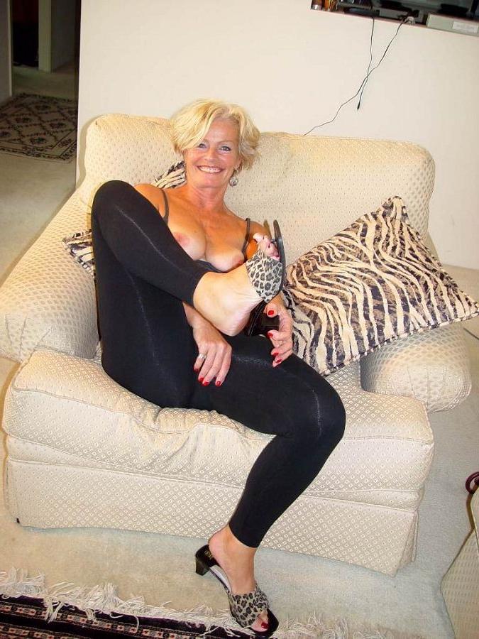 16P Sensual senior lady shows her natural mature body