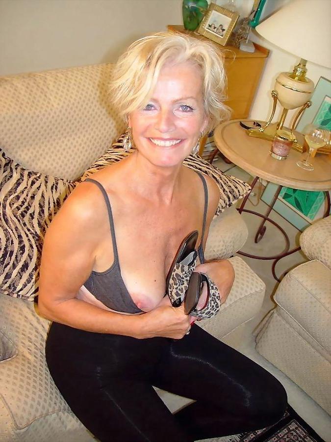 16P Sensual senior lady shows her natural mature body