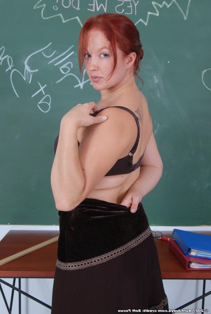 12P Mature women showing her naked body