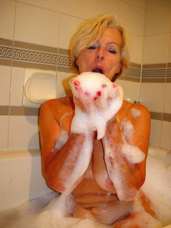16P Blonde granny nympho spreading her hairy beaver in the bathtub