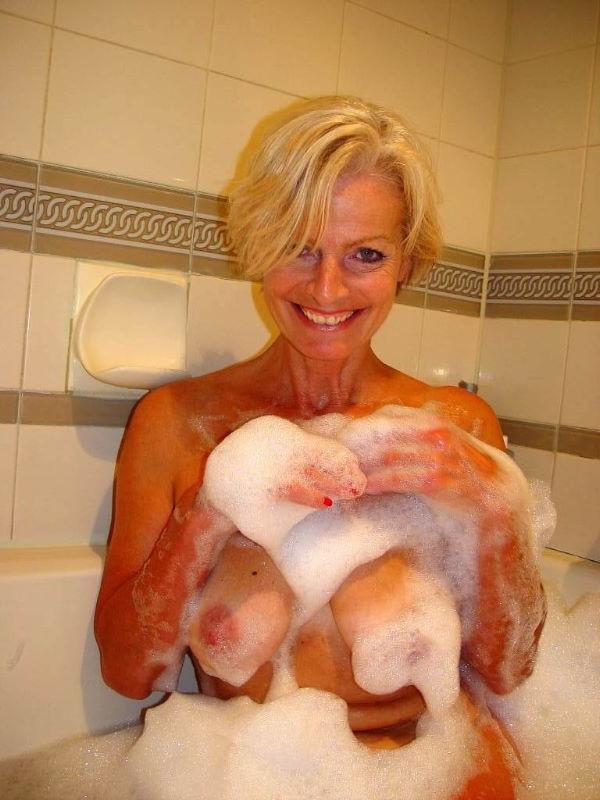 16P Blonde granny nympho spreading her hairy beaver in the bathtub
