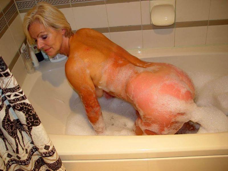16P Blonde granny nympho spreading her hairy beaver in the bathtub