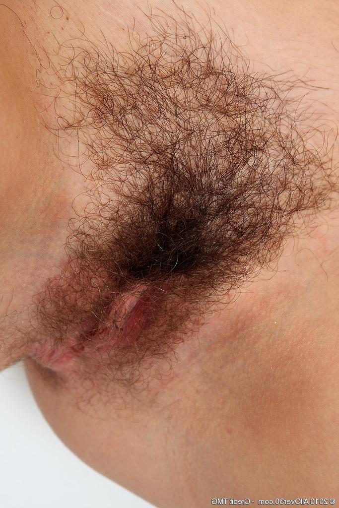 15P 30 year old Jessica shows off her mature furry beaver
