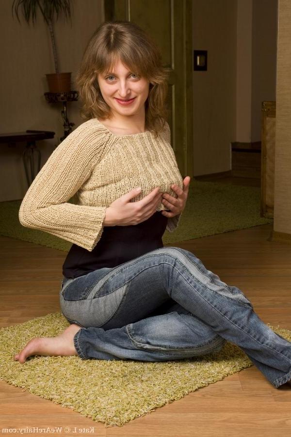 16P A European milf gets naked to show off her hairy pussy