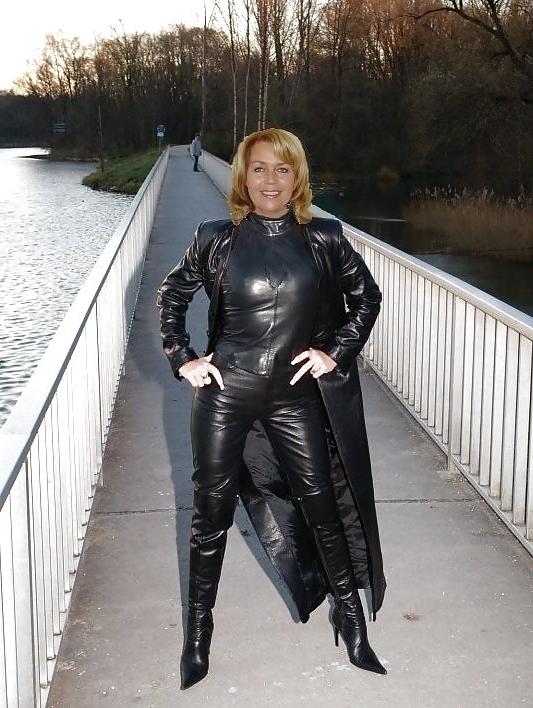 19P Hot Dress Latex Show