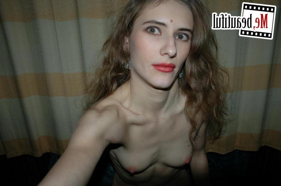15P Absolutely naked shameless girl shows off and photographs her beaver