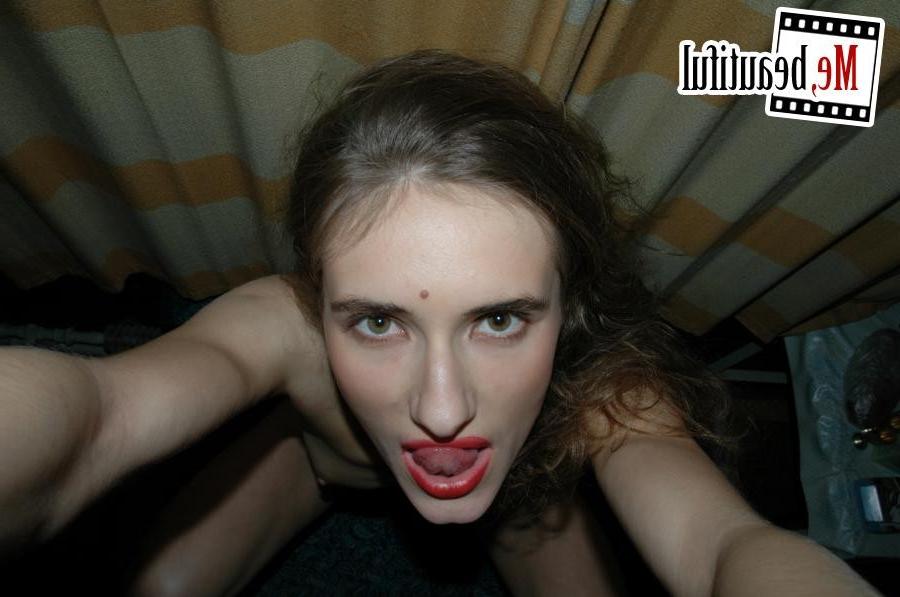 15P Absolutely naked shameless girl shows off and photographs her beaver