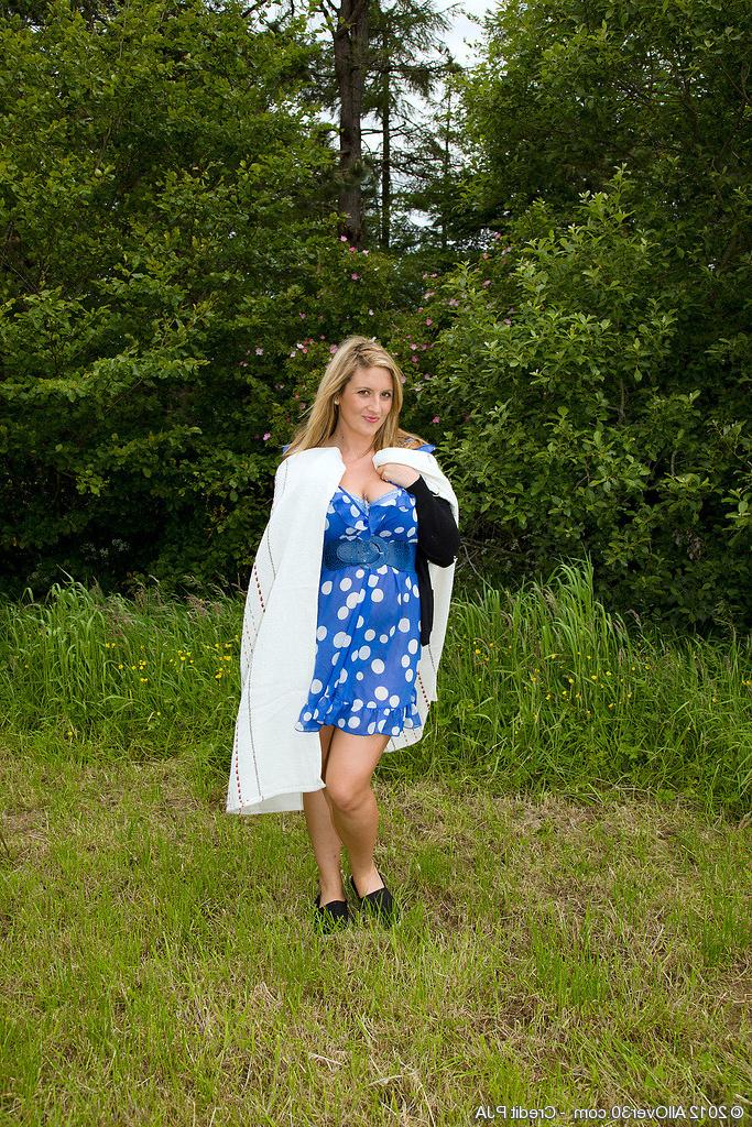 15P Watch busty MILF Janny Badeau strip and spread in the farmers field|Jenny Badeau