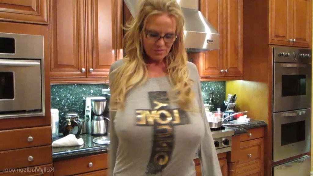 16P Milf Kelly Madison does the kitchen and her hubby