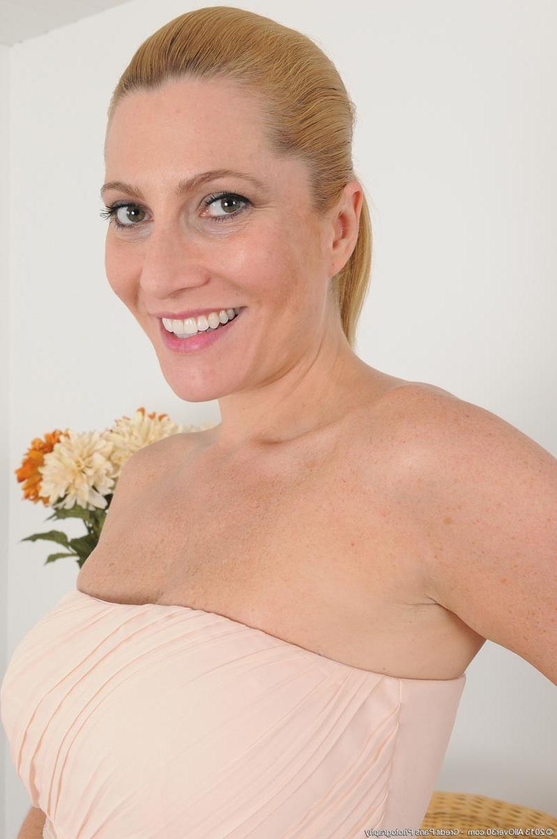 17P Hot horny busty milf with a nice body