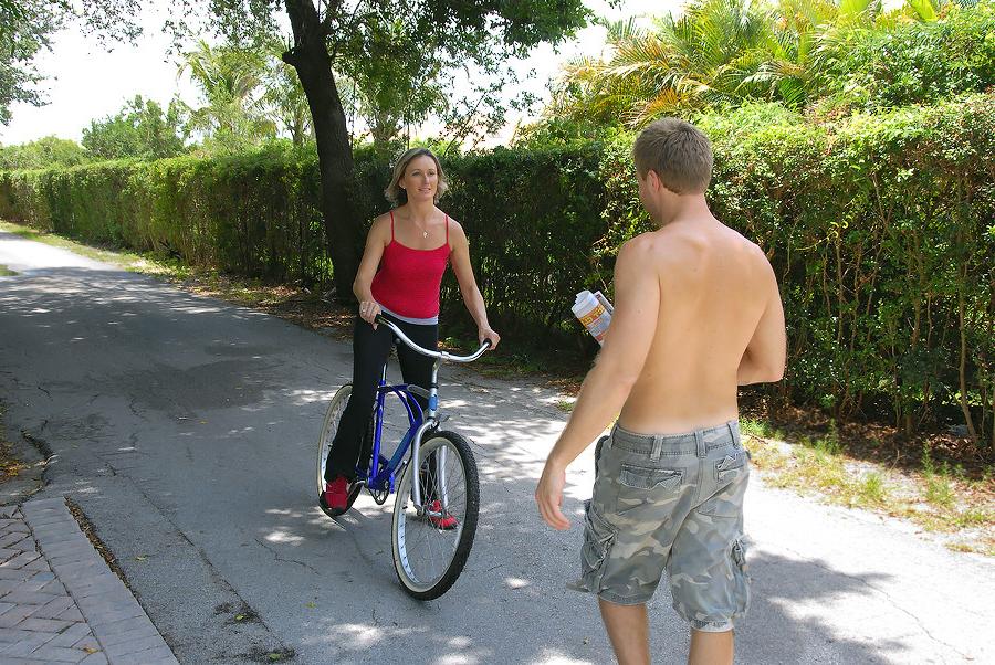 12P Check out this hot ass park milf get drilled hard in this amazing super sexy rea