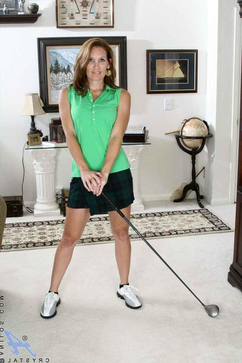 15P Hot milf showing off her body