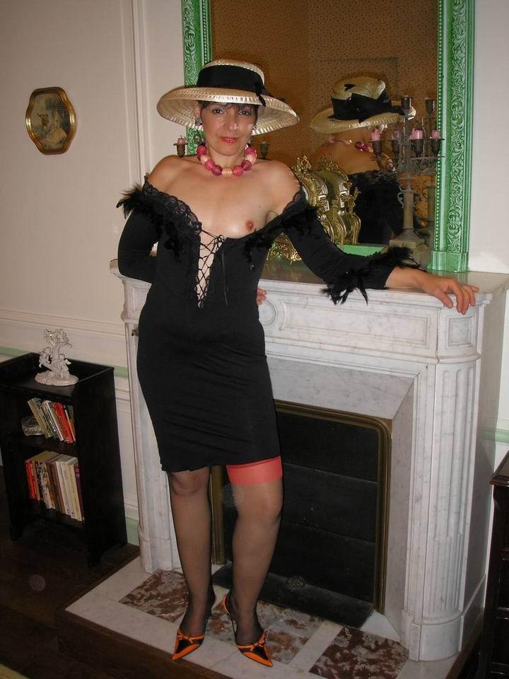 15P Amateur stocking jhousewife posing in bedroom