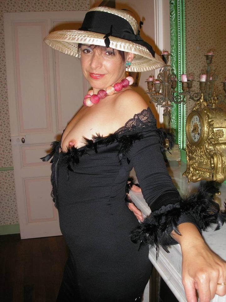 15P Amateur stocking jhousewife posing in bedroom