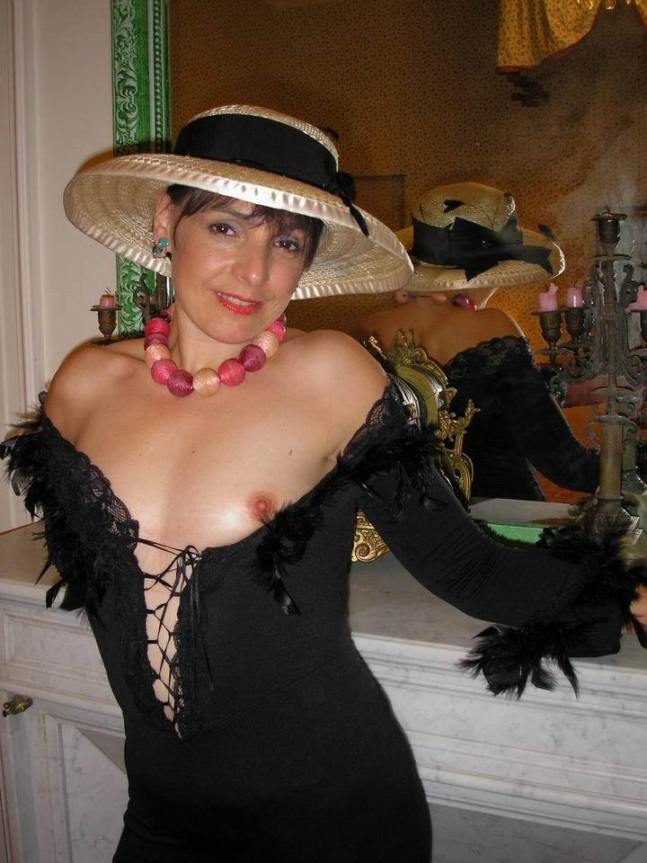 15P Amateur stocking jhousewife posing in bedroom