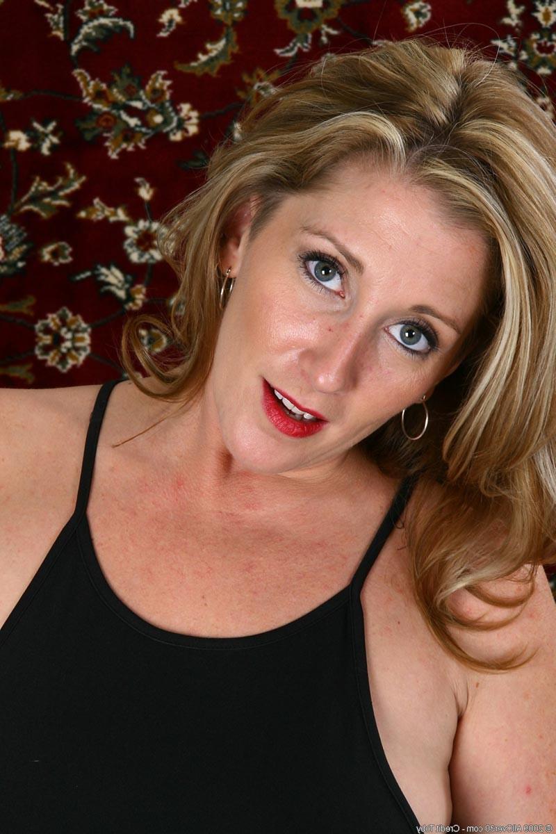 15P Big breasted natural and sexy milf masturbates with a toy