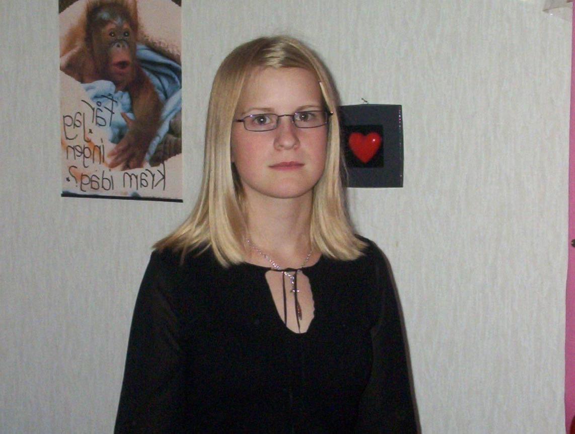 20P Blonde amateur girlfriend posing in her bedroom