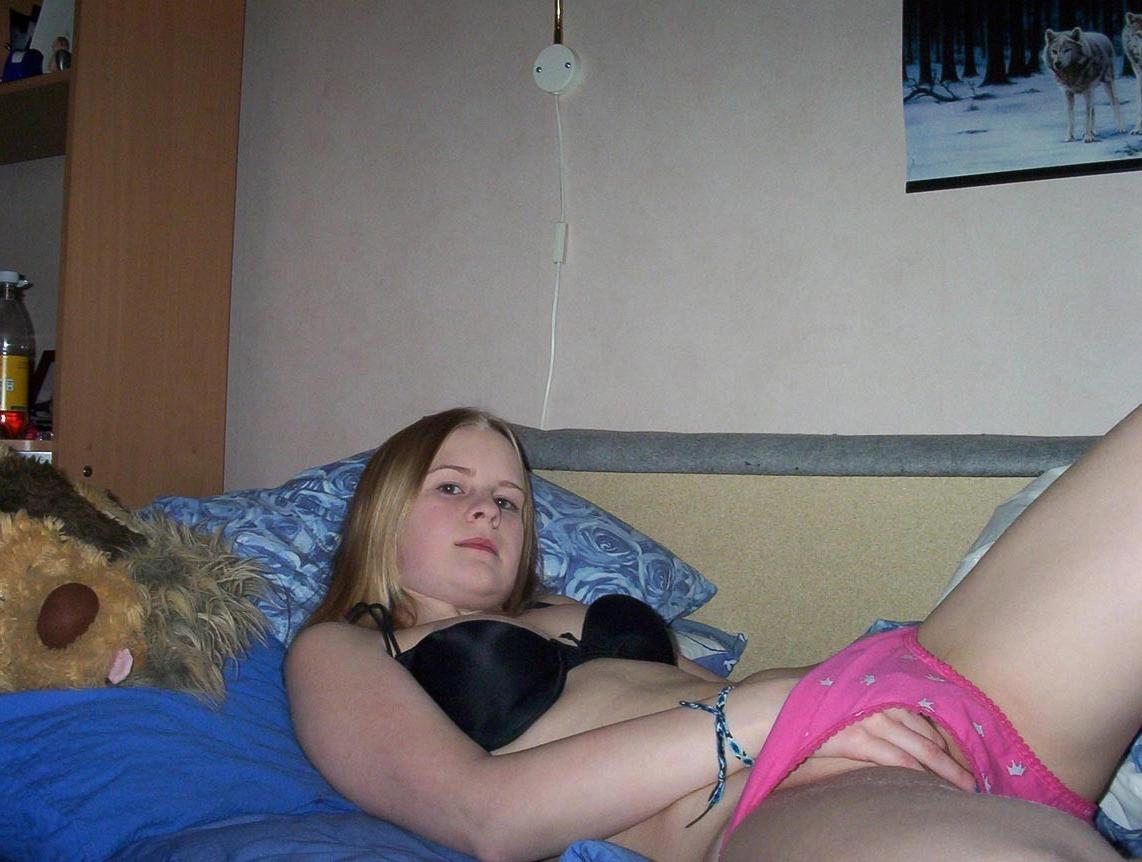 20P Blonde amateur girlfriend posing in her bedroom